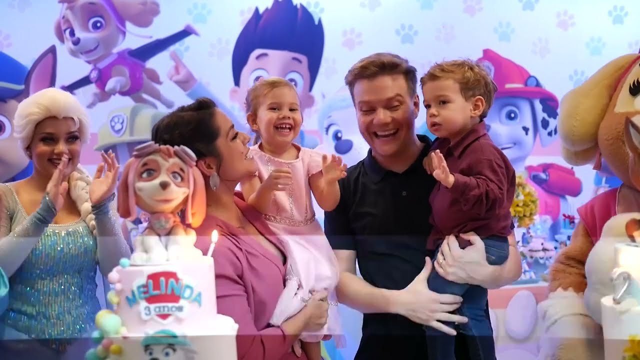 Michel Teló e Thaís Fersoza com os filhos na festa de aniversário, cercados por personagens