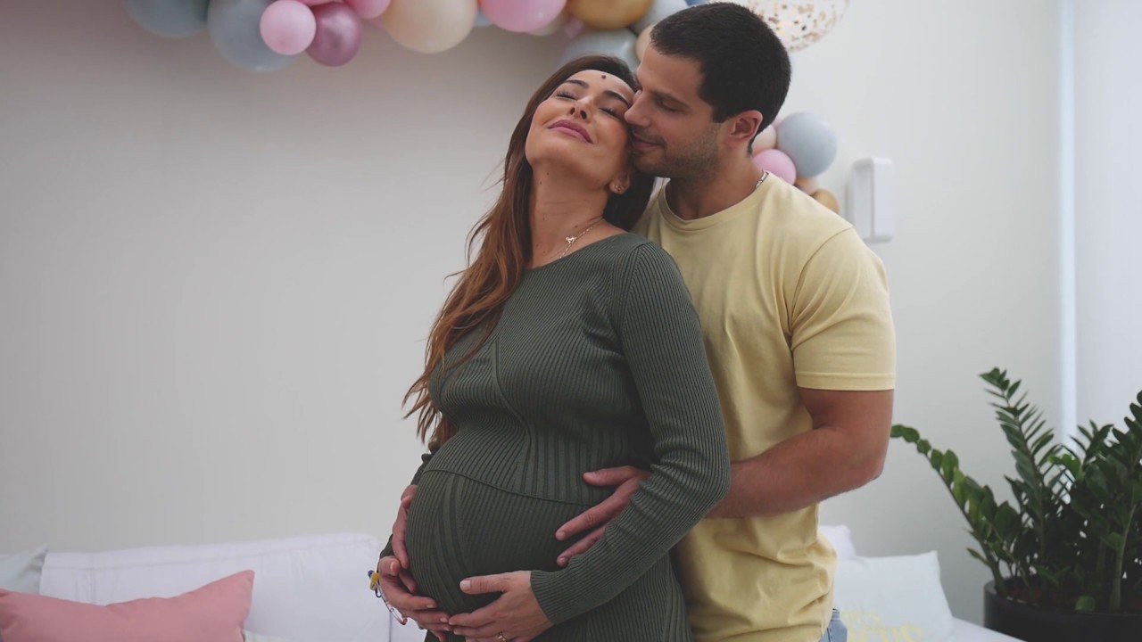 Sabrina Sato grávida abraçada a Duda Nagle, capa do filme da chegada da Zoe