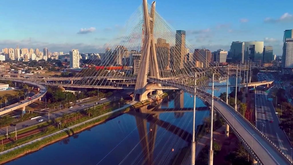 Vista aérea da ponte estaiada e do skyline de São Paulo no fim da tarde