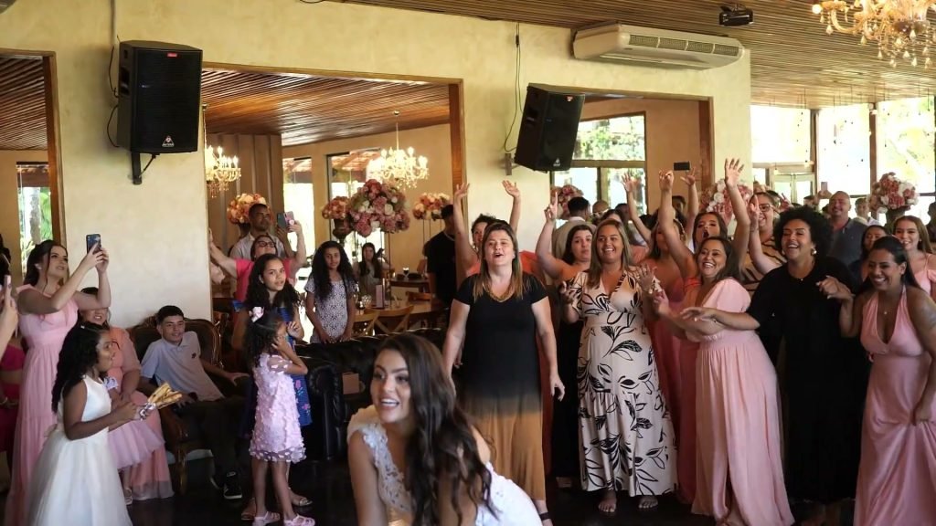Convidados dançando na pista durante a festa de casamento